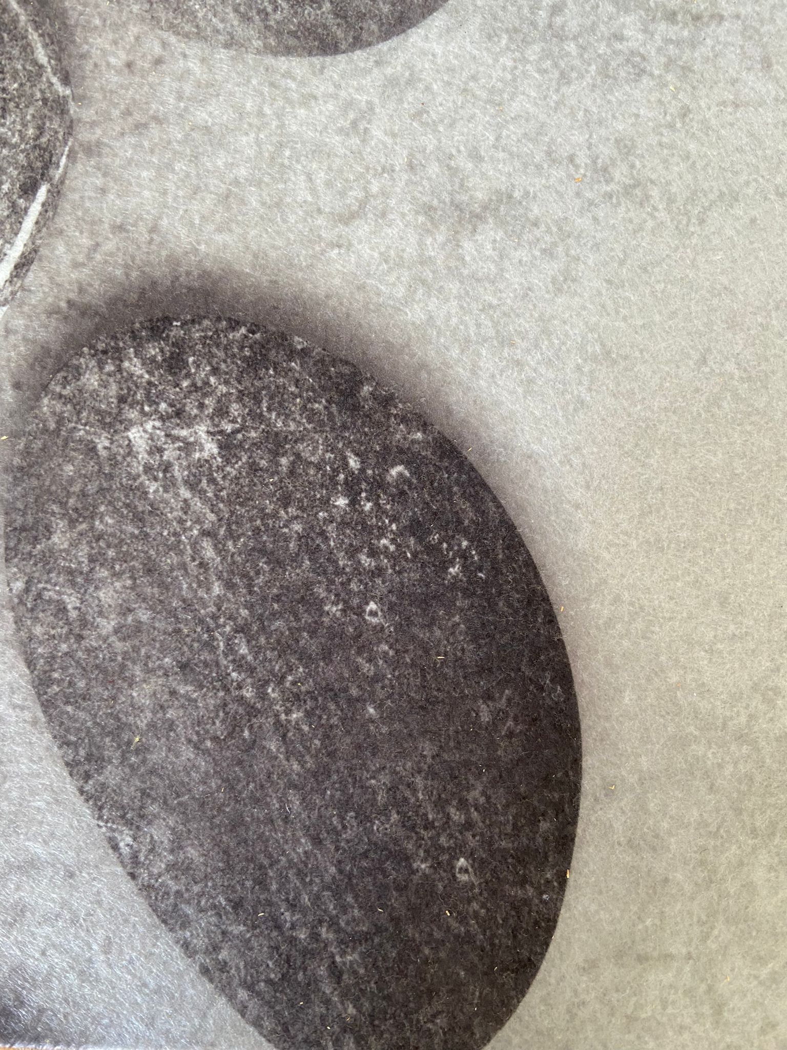 Alfombra moqueta antideslizante por metros para cocina y pasillo - margarita en piedras grises